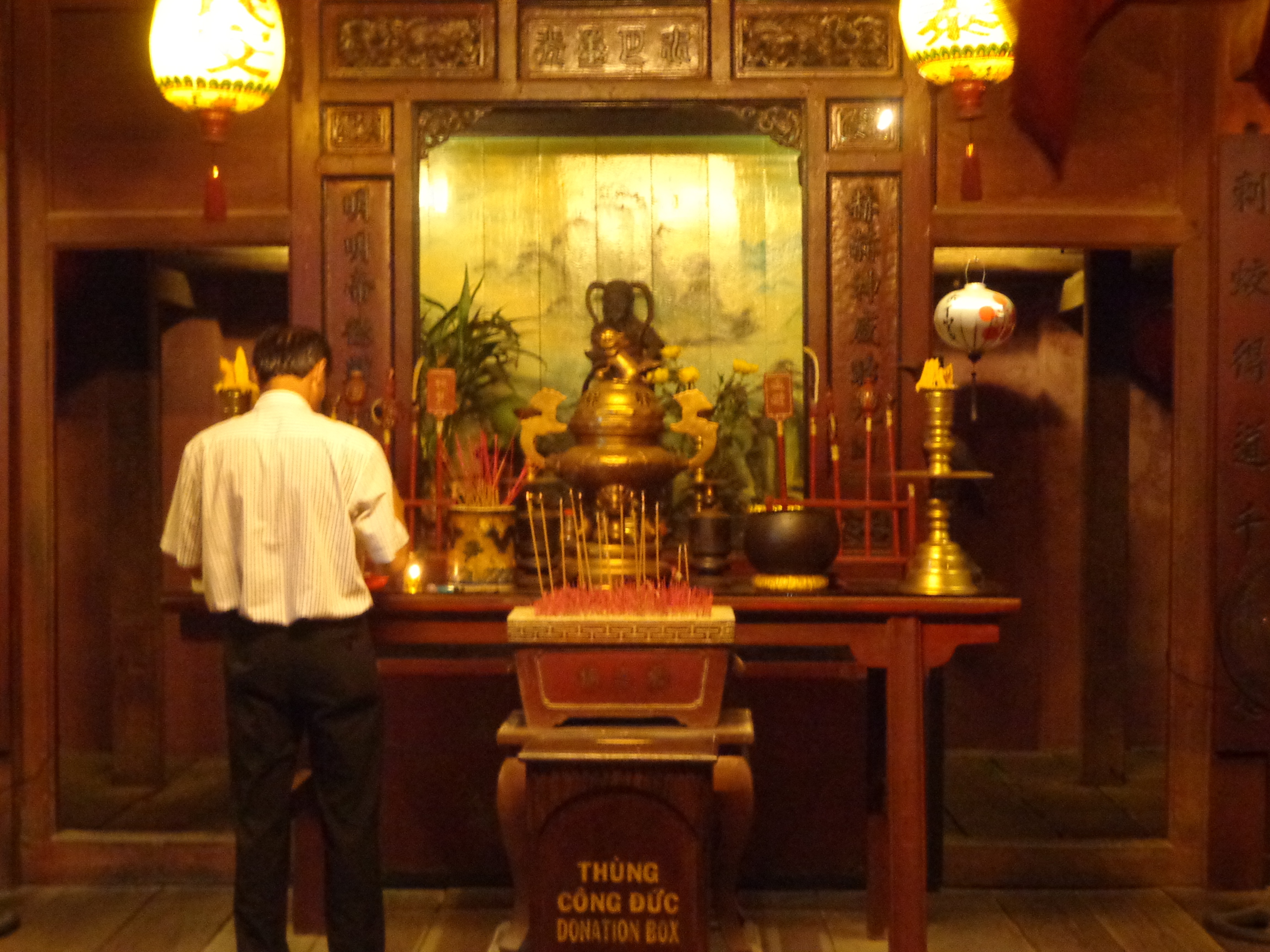 The prayer shrine inside the bridge.