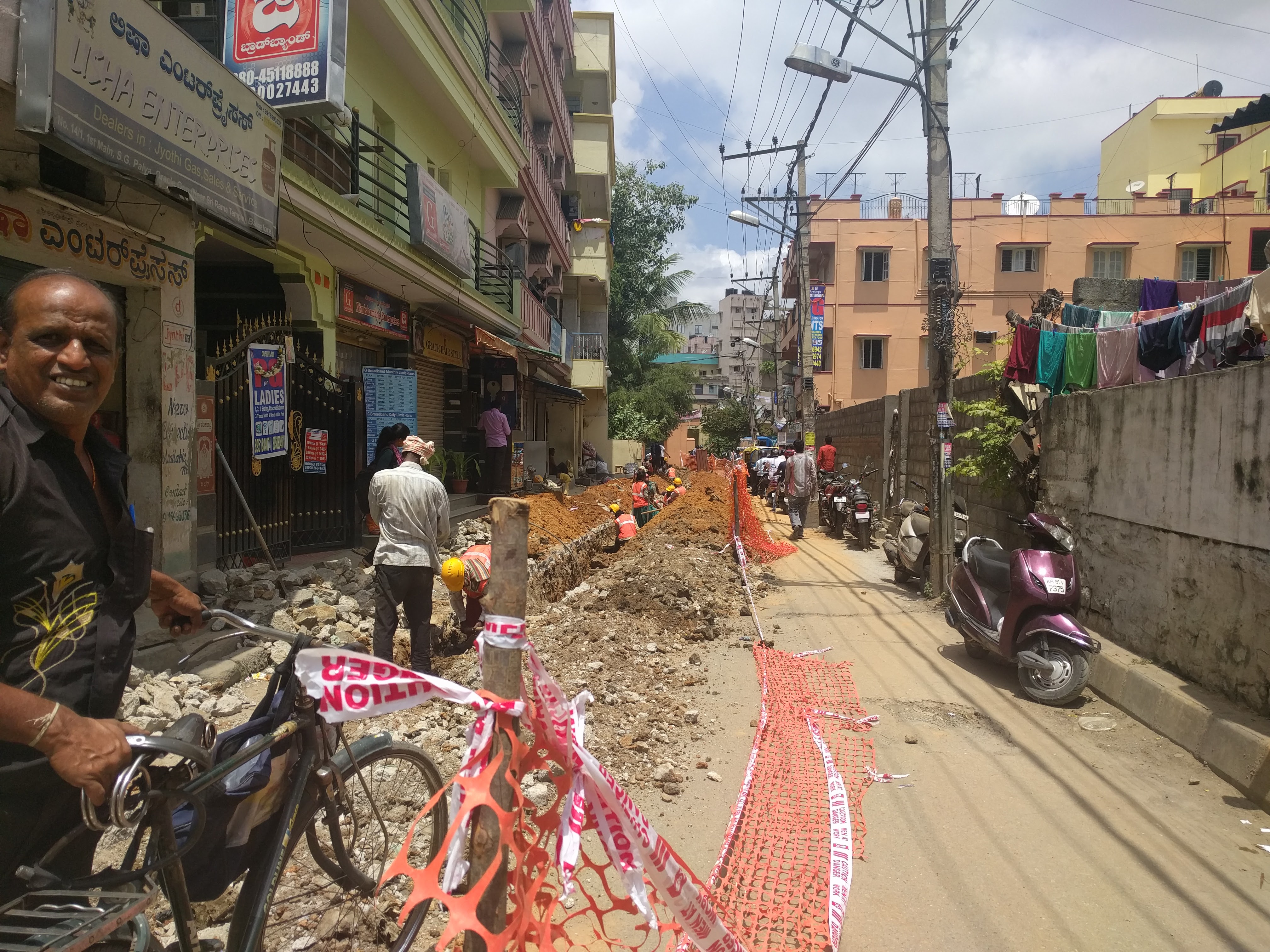 Google Maps led me straight to BOTS, Jayanagar through the roads of SG Palya. Oh, wait, dod I say roads?