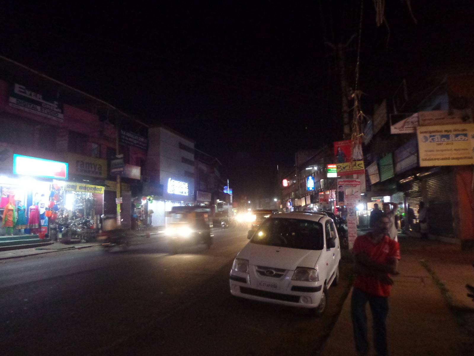 Sulthan Bathery, the place were we halted for the night, shut down by 8.30.