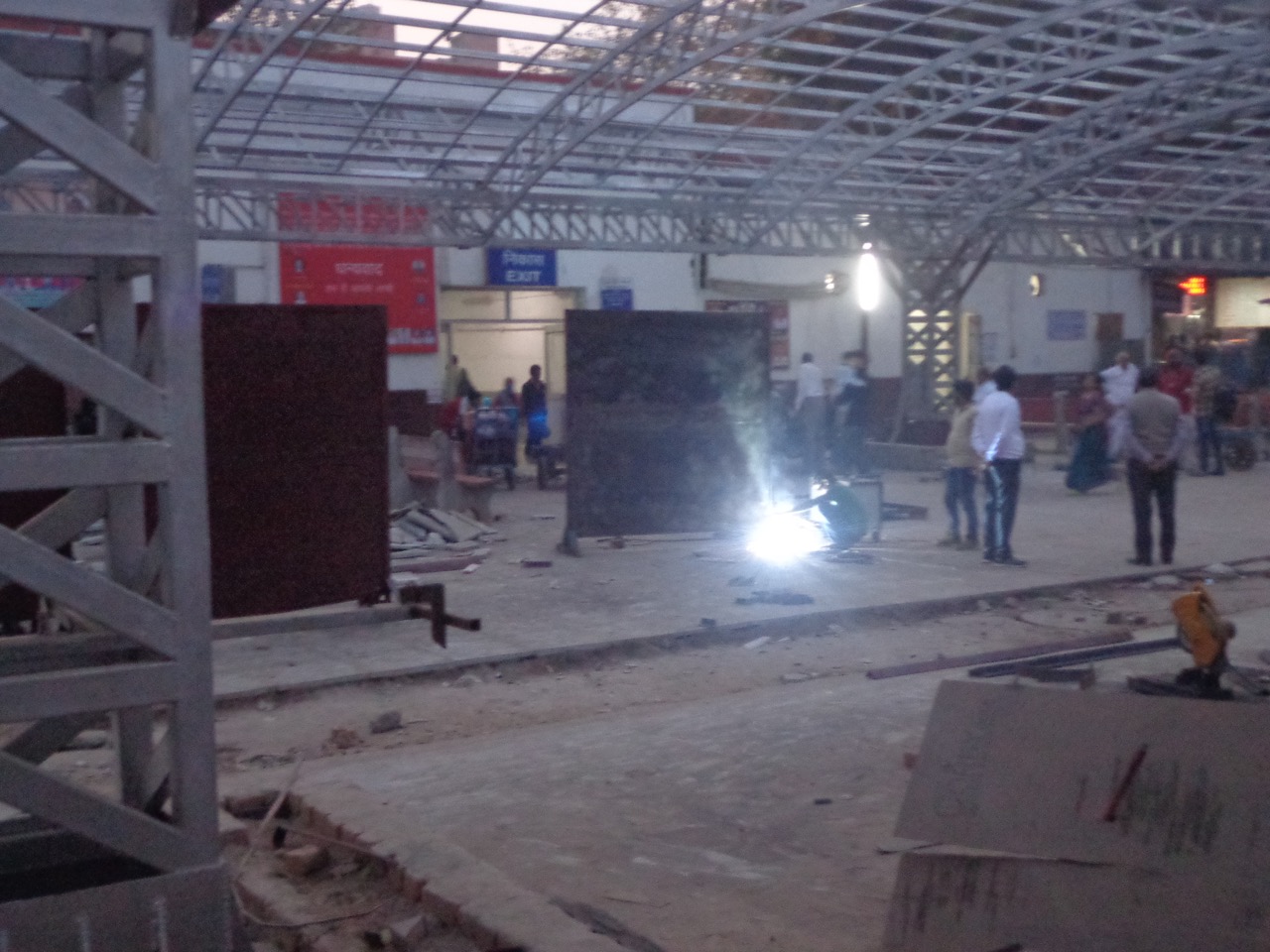 Delhi Sarai Rohilla station is getting renovated. The entire front yard is under construction.