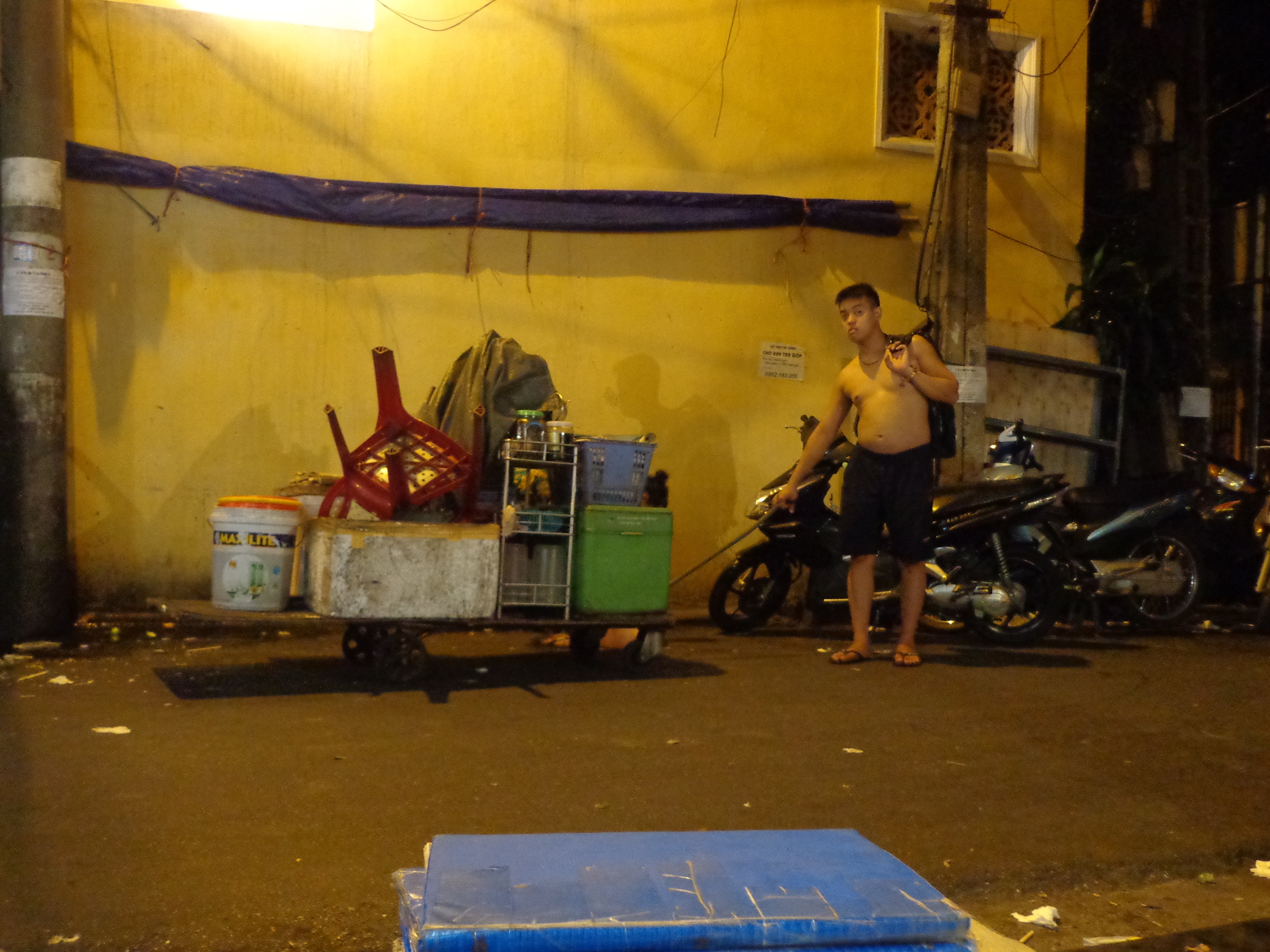 The tables, stools and utensils are washed and loaded on to these carts. The carts are simultaneously pulled by a human and pushed by the wheels of a two wheeler. Jugaad runs in even Vietnamese veins.