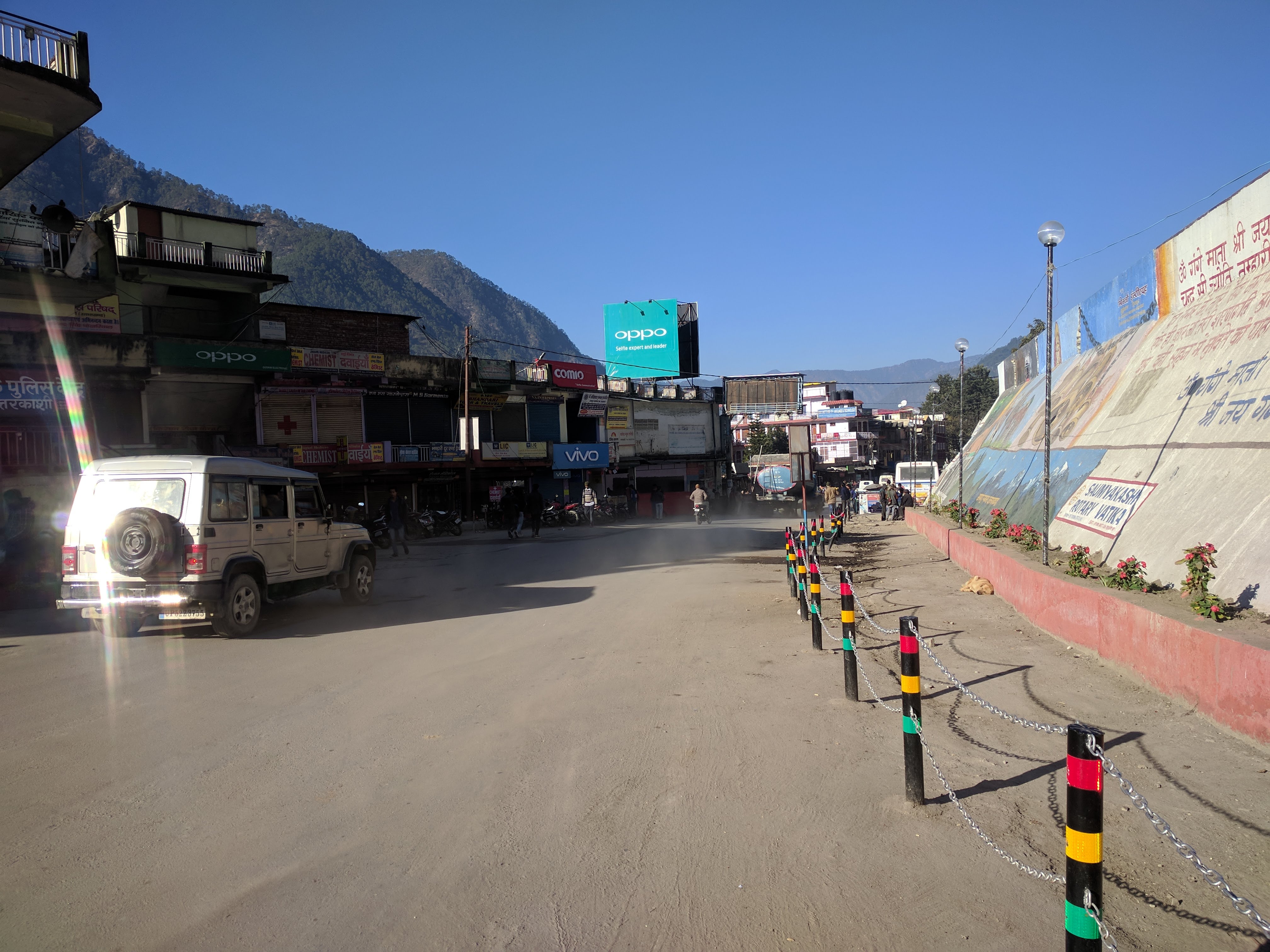 Uttarkashi bus stand area. Even at 9:30 AM it looked deserted.