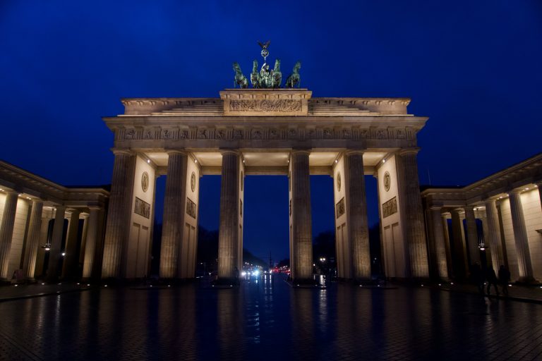 Brandenburg Tor at night. Even though the weather wasn&rsquo;t favourable, a lot of people flocked around to take photographs and selfie. I had to wait a long time before I got a clear view.