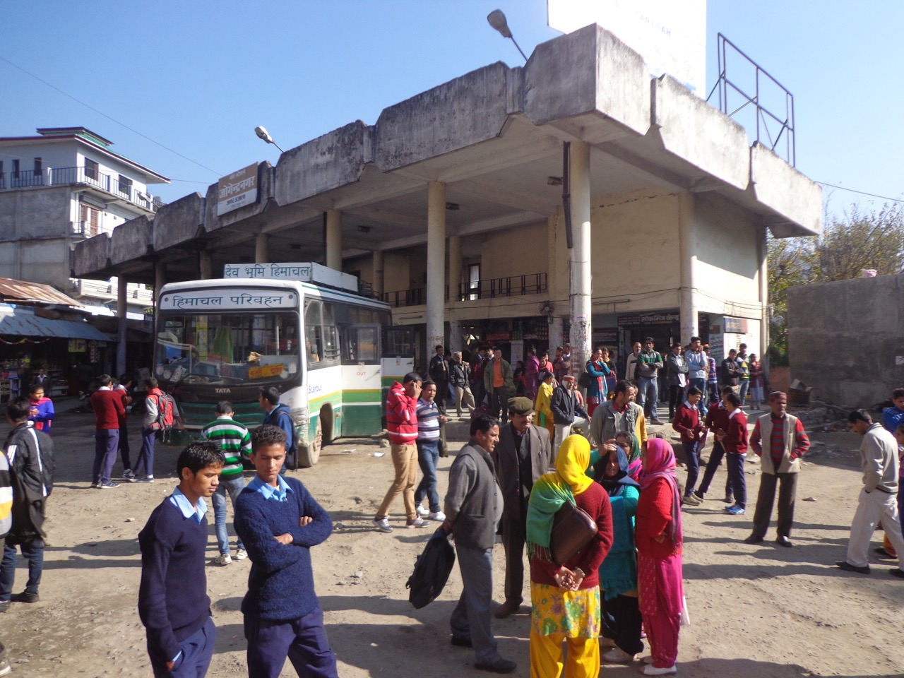 Joginder Nagar bus stand. It is situated midway between Palampur and Mandi. The bus took a 20 minutes break here.