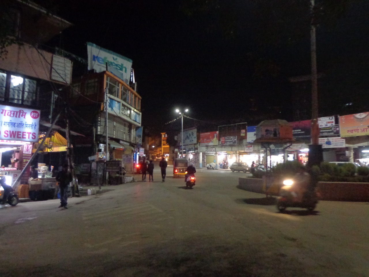 Even though some shops were getting closed, most were still open. Some were open at 9:00 pm, when I was done with my dinner.