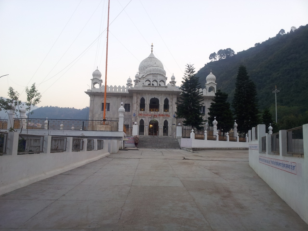 Guru Govind Singh&rsquo;s Gurudwara is right opposite to the temple.