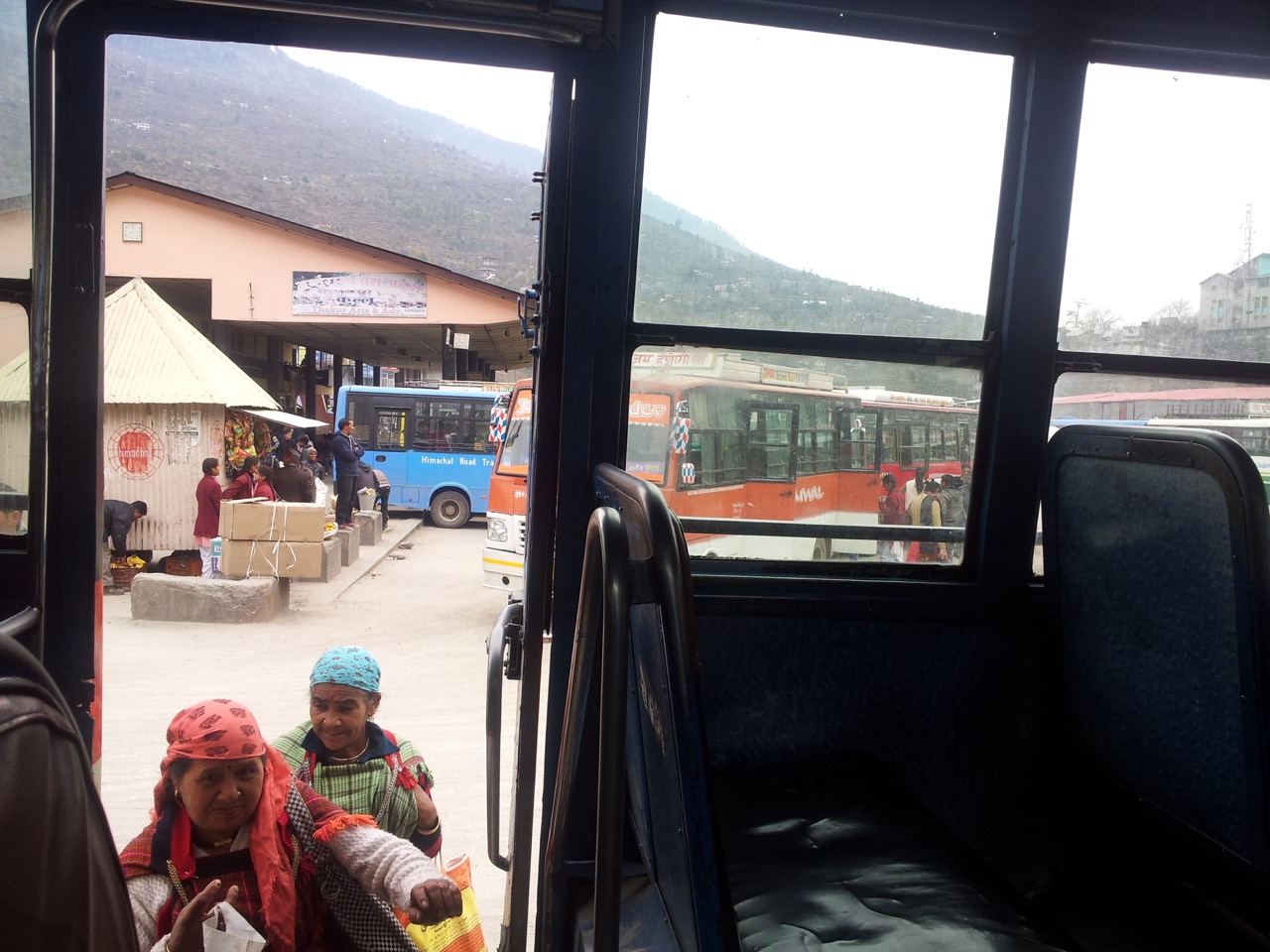Kullu bus stand. I was already feeling the lowering of temperatures.