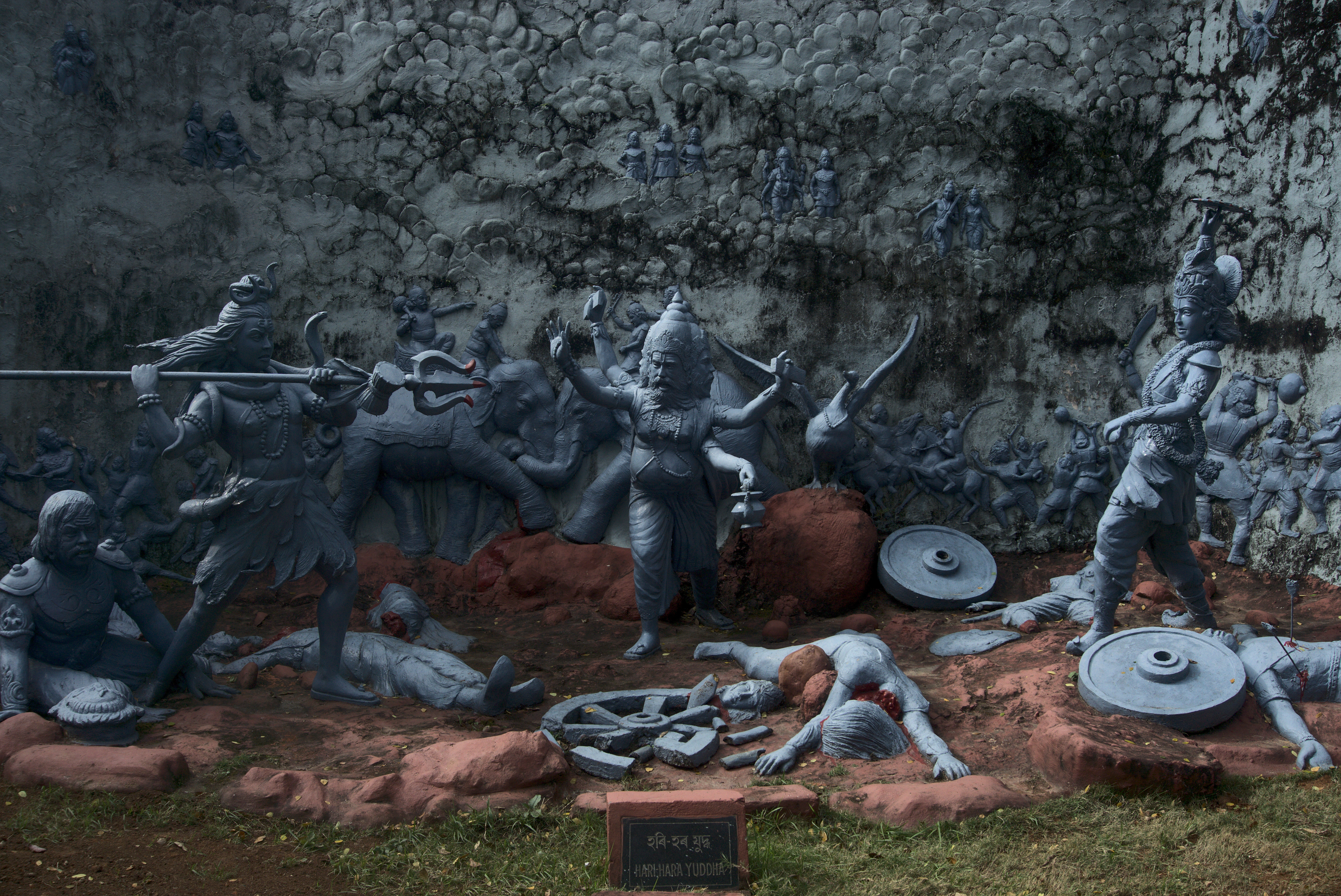 A scene from the final fight of the myth: Brahma intercepting the war between Shiva and Vishnu—the former battling on behalf of Banasura and the latter on behalf of Aniruddha.