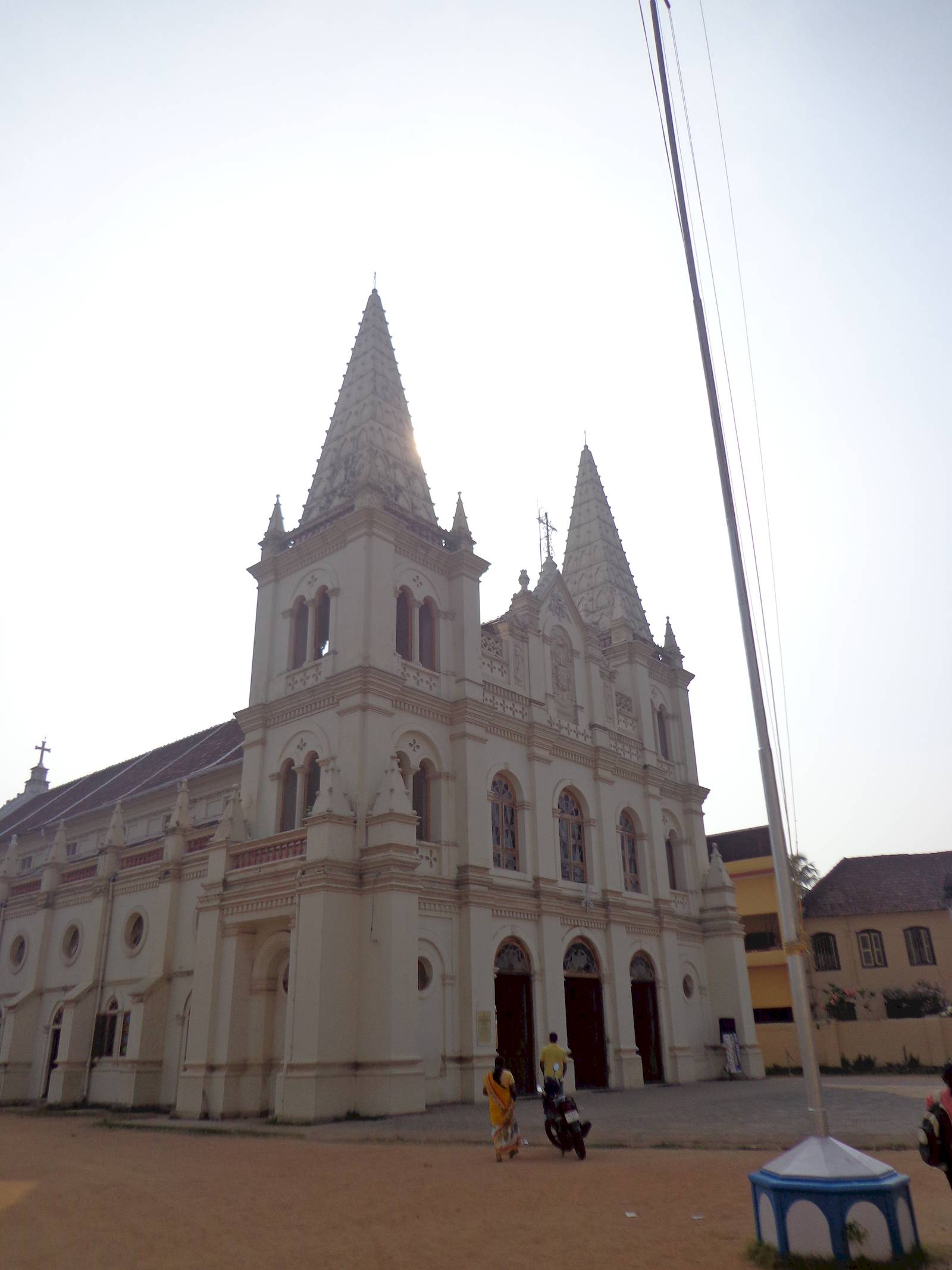 Santa Cruz Basilica from the front.
