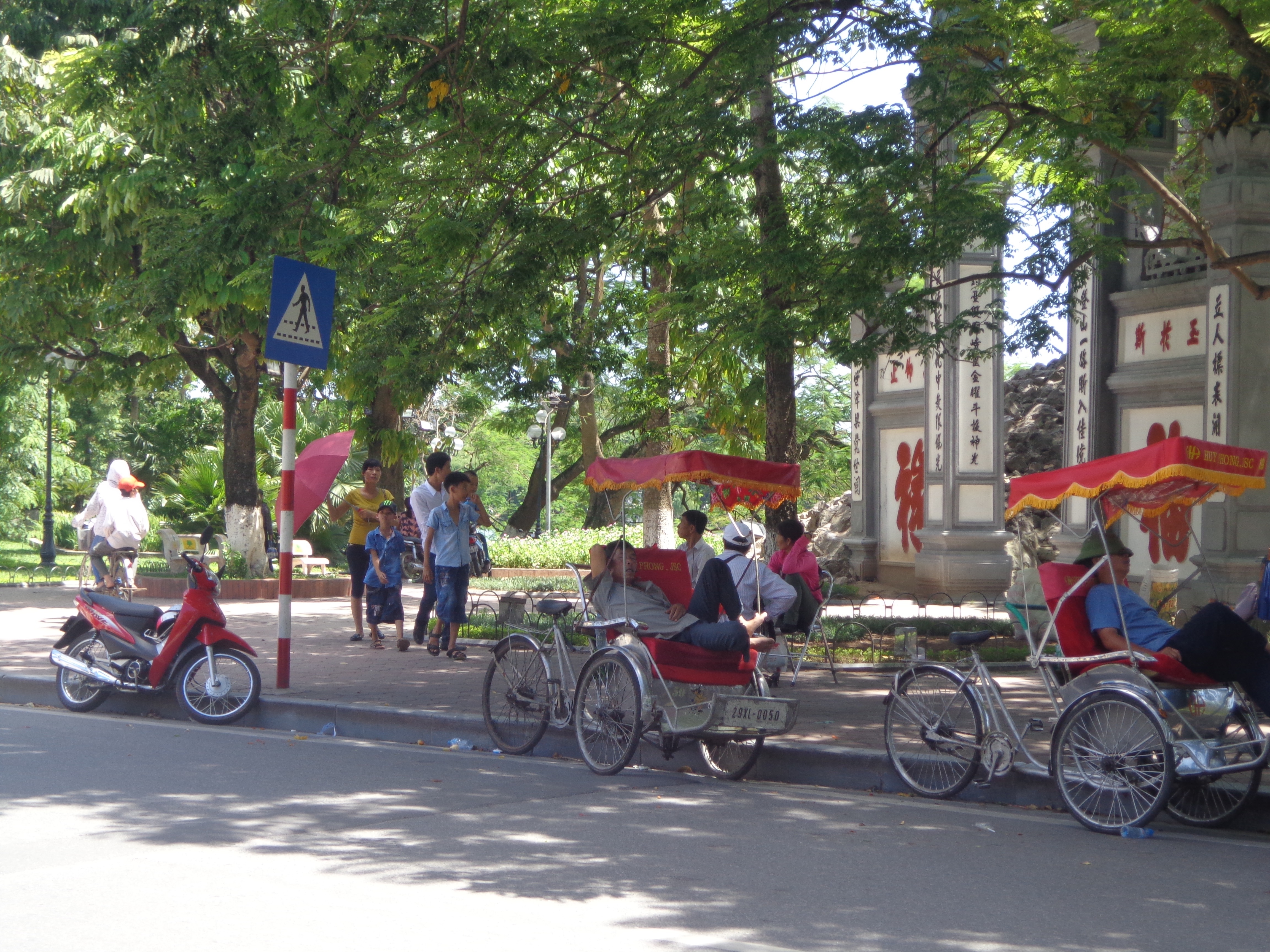 Rickshaws aren&rsquo;t that common in Ha Noi. However, such rickshaws are parked near tourist spots to lure foreigners.