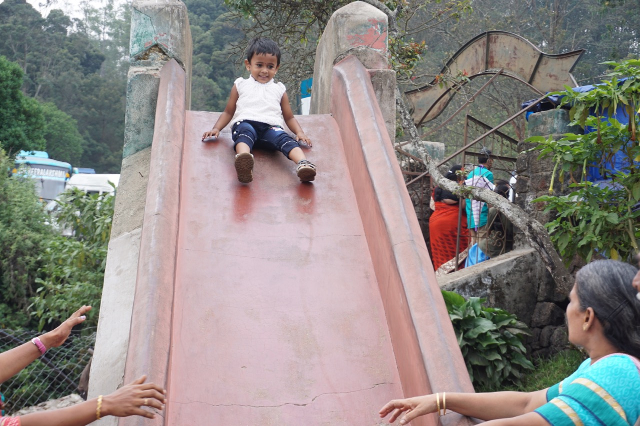 Near the pillar rocks viewpoint a few kids had fun on a slide.