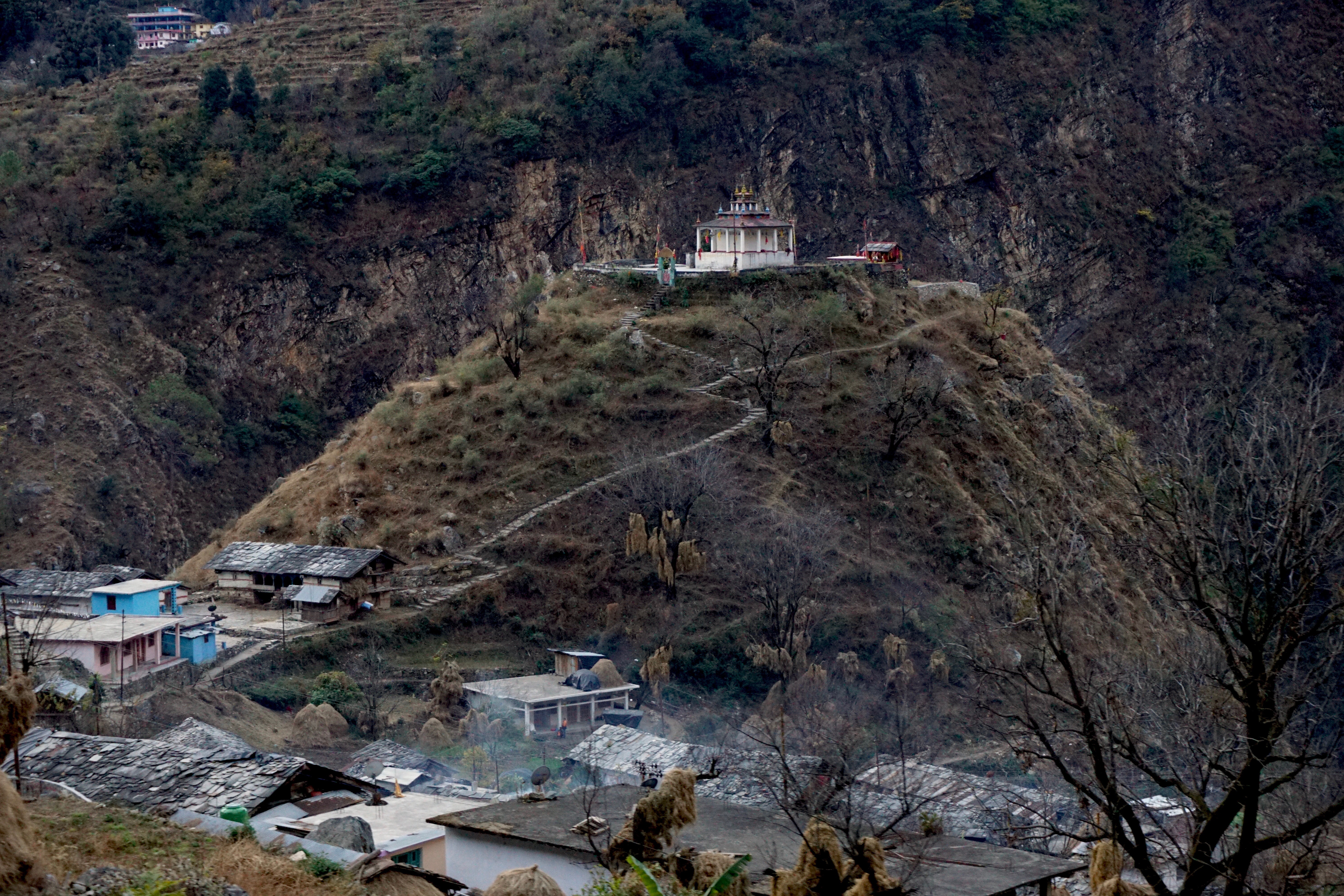 Ojari village, right after Syanchatti, had this very picturesque solitary temple on top of a hill. One of sides descended steeply into the river valley below.