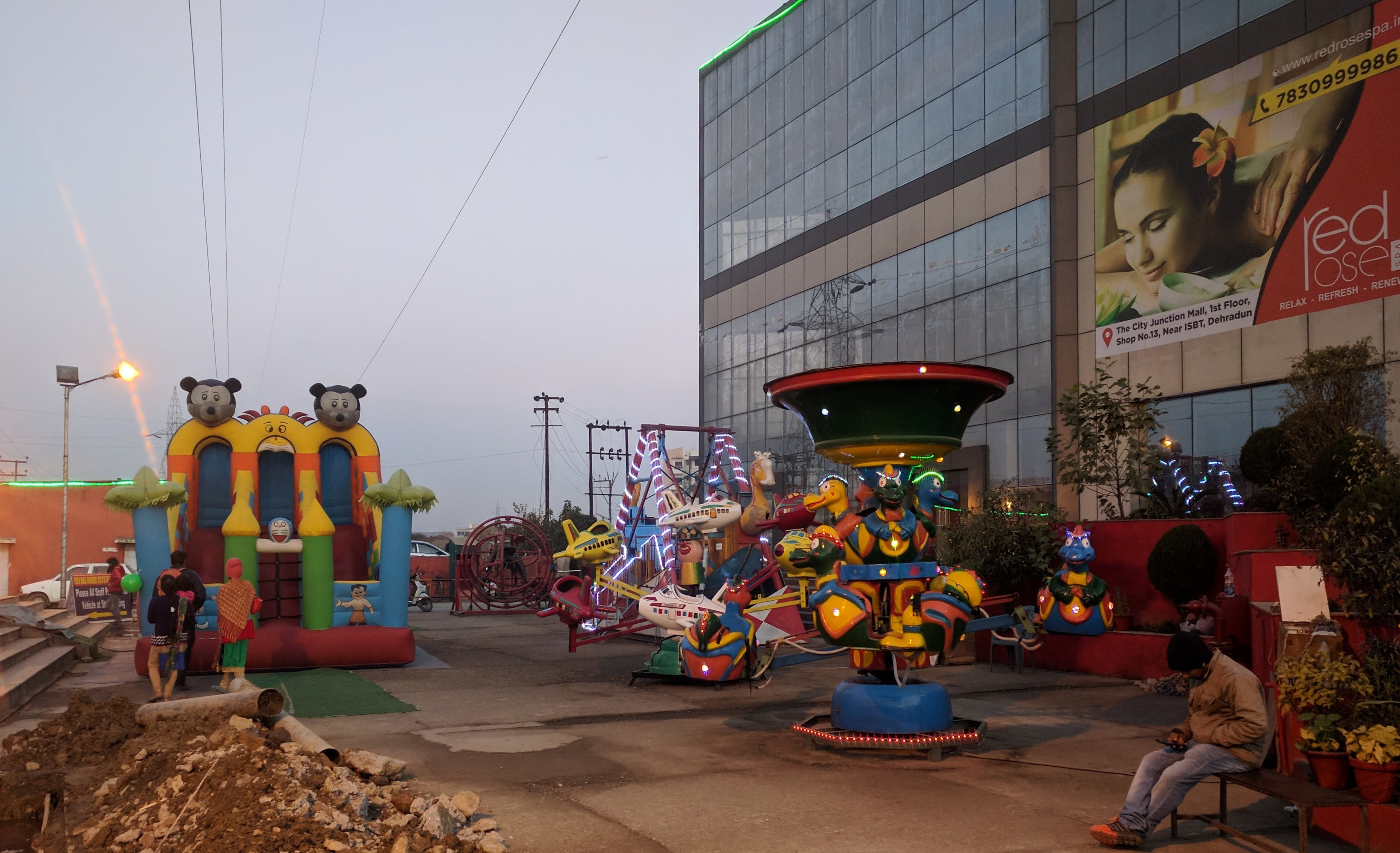 Children&rsquo;s play area in front of the mall.