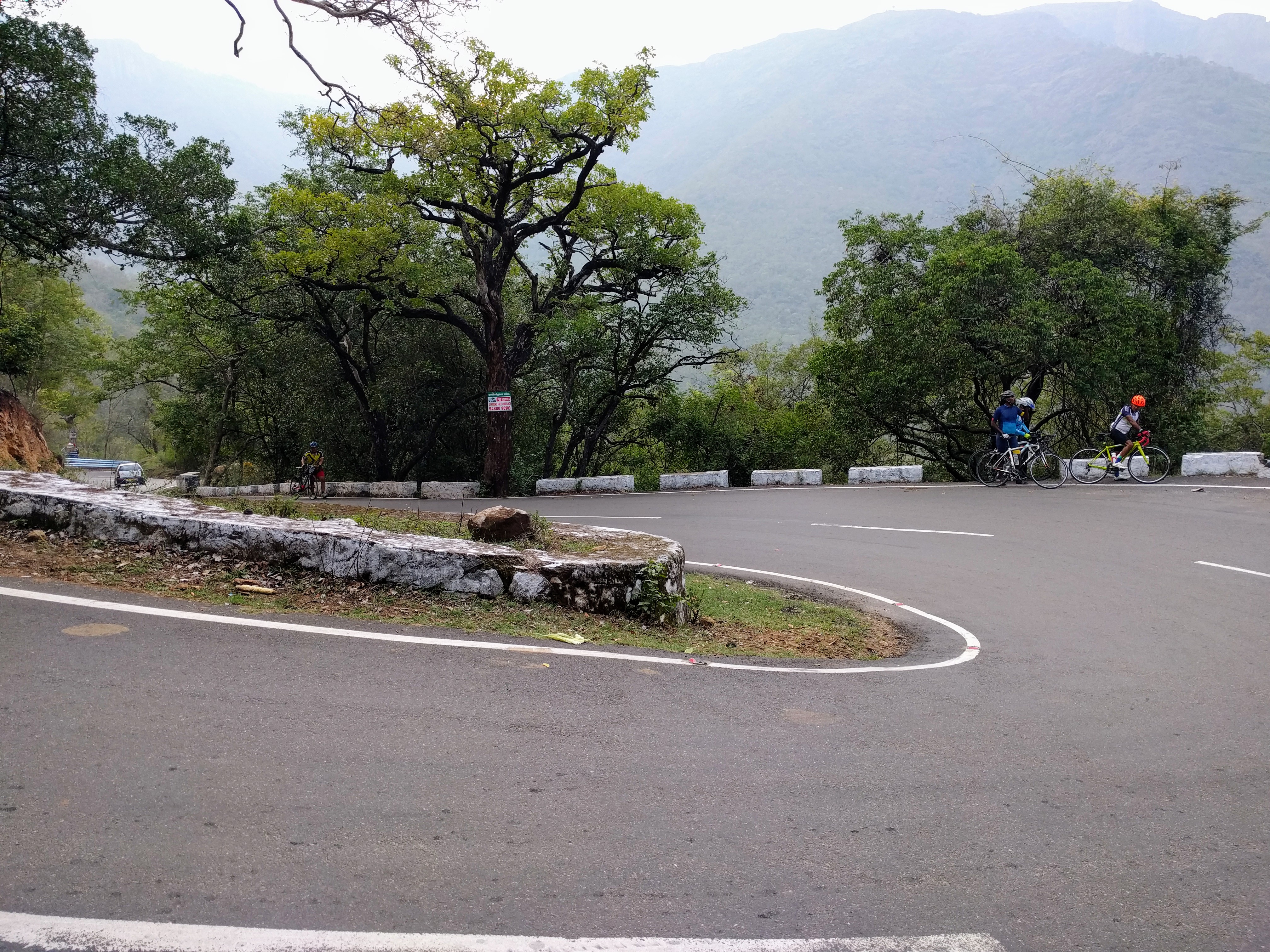 This is how average riders like me attacked the climb. One of the guys is getting ready to get on the saddle only to get back to walking in 100 metres.