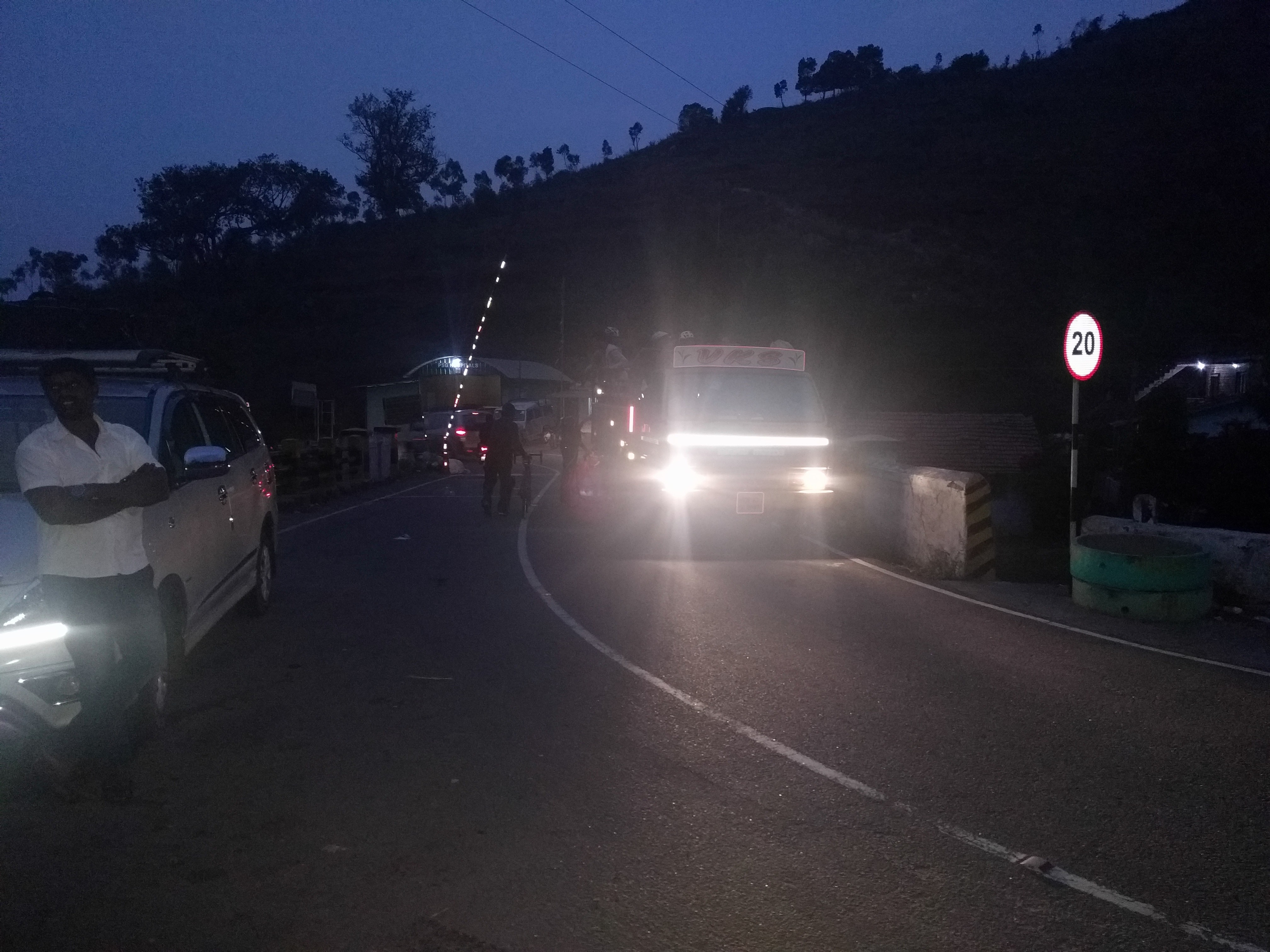 By the time I reached the support station 3 (16/36), it was dark. The chill in the air was numbing. I desperately needed tea before getting on the truck.