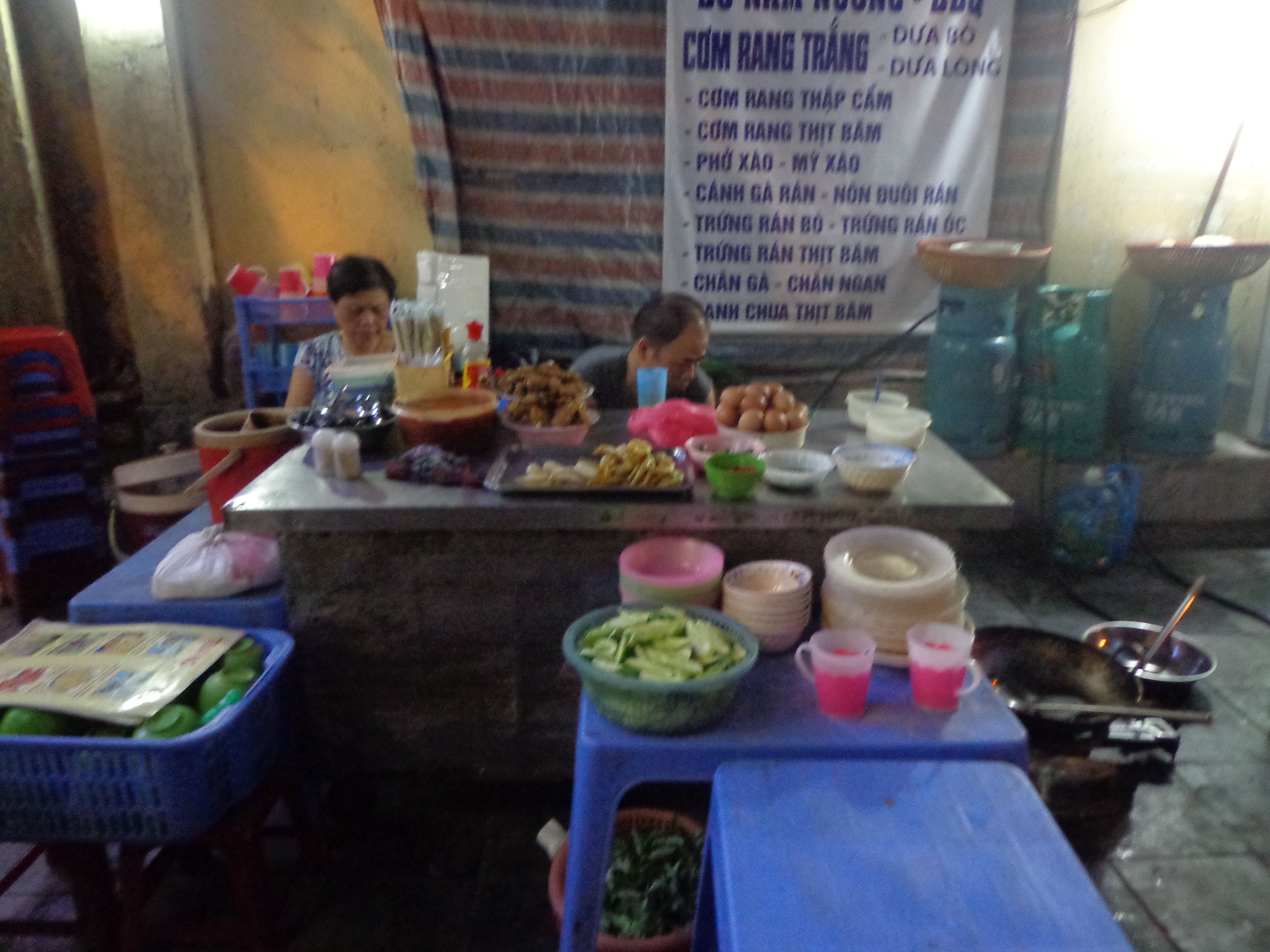 The kitchen, chef, waiter and dining space - all on the street. This is truly street food.