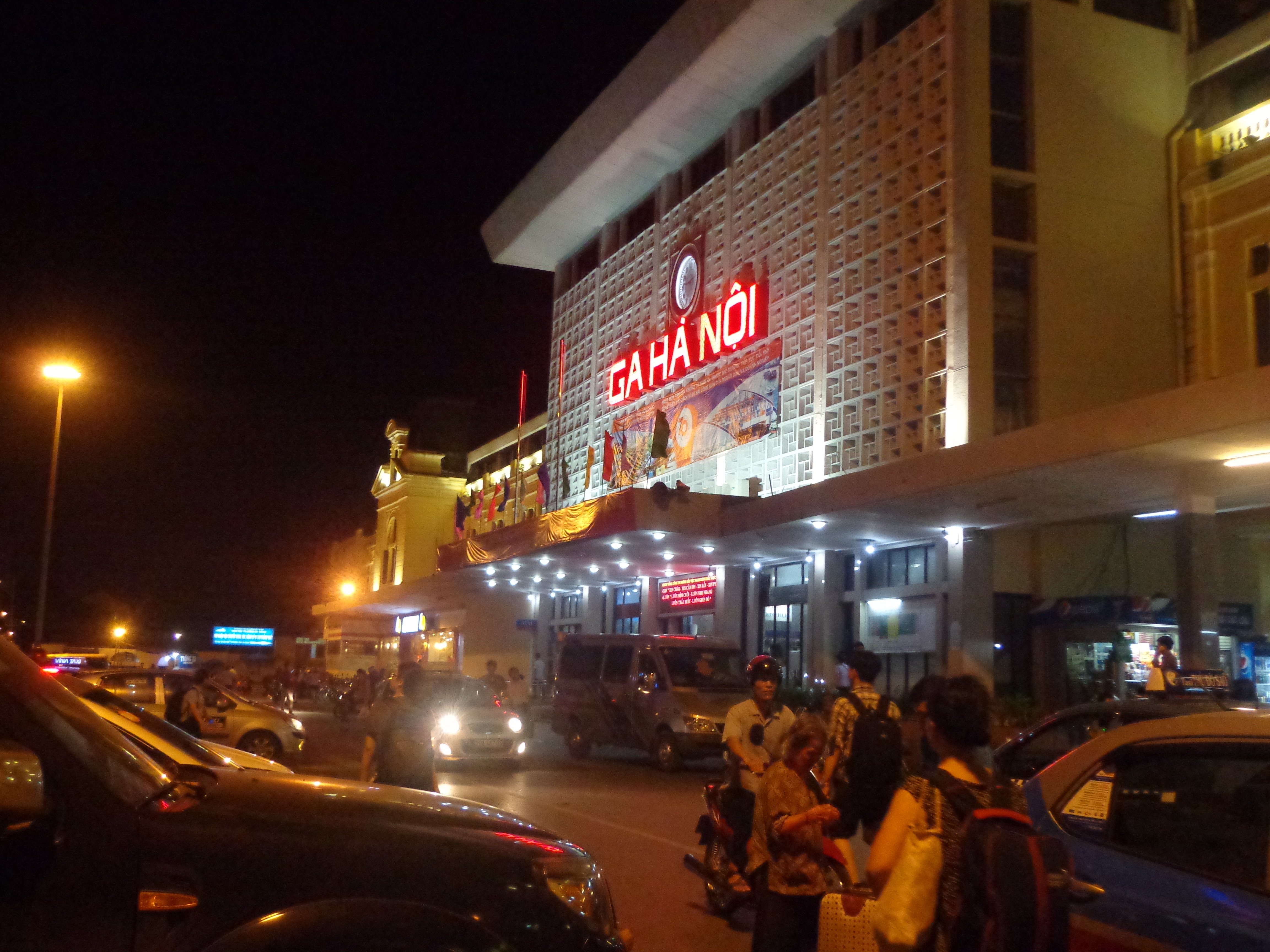 This is Ha Noi railway station. I realised that this was the point where our minivan from the airport had dropped us on our first day.