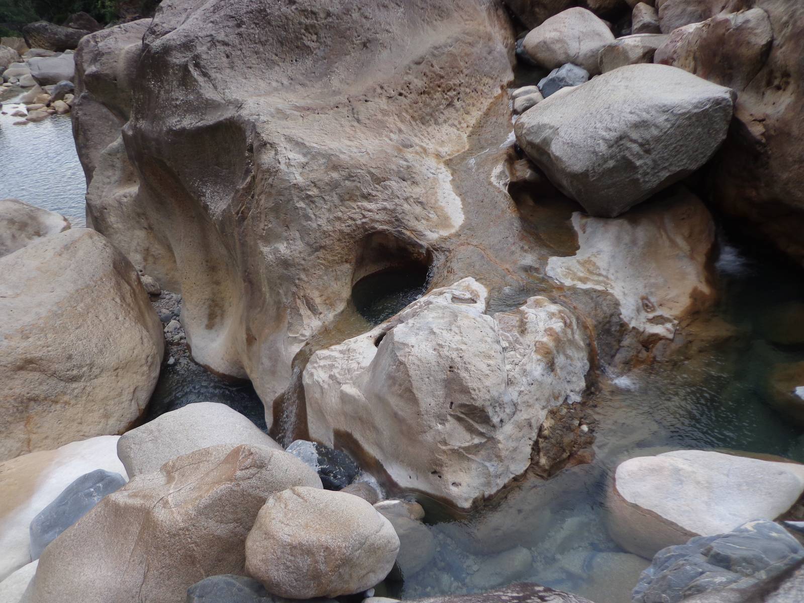 A bit of parkour is needed to traverse from one rock to another.