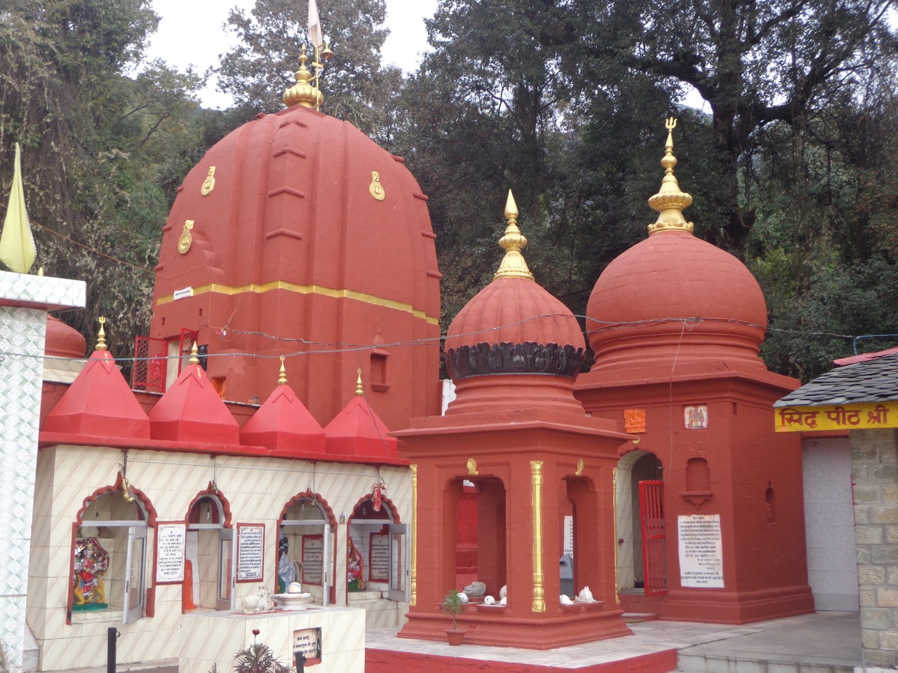 The Aghanjar temple complex has many smaller temples dedicated to various deities and saints.