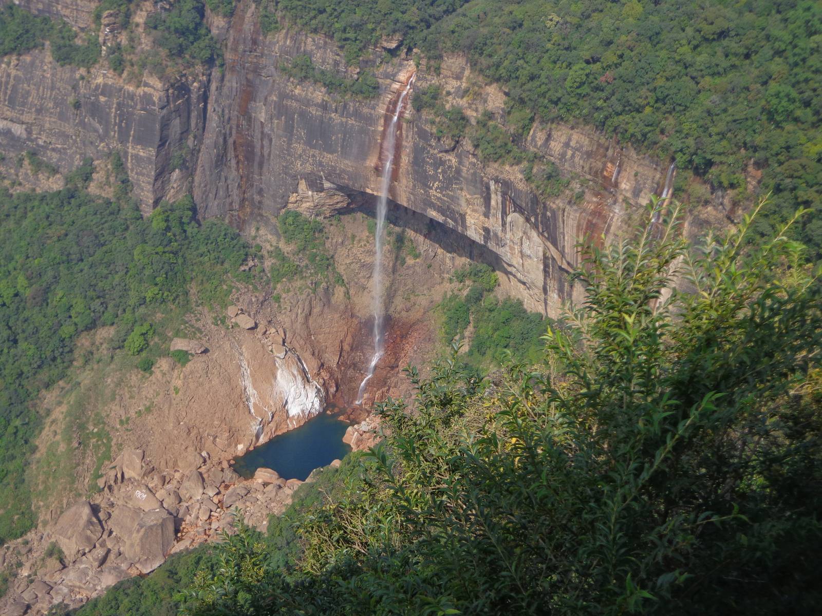 Nohkalikai Falls from its touristy viewpoint. We had seen it from a non touristy viewpoint two days ago.