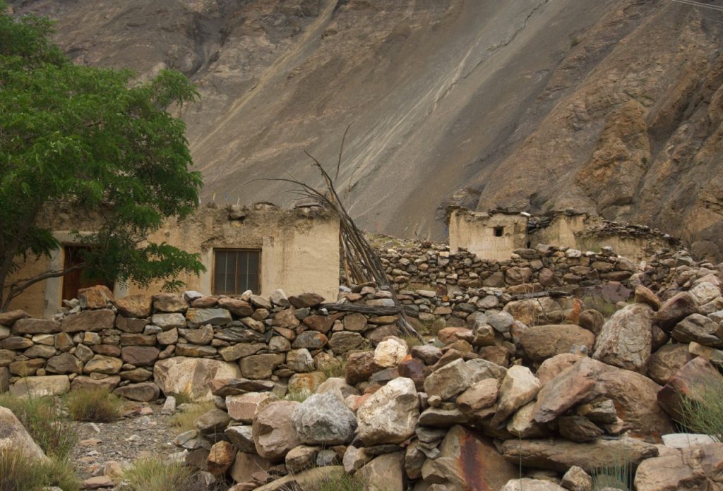 A few hundred meters before the monastery were these abandoned and damaged houses. People stayed here at some point of time.