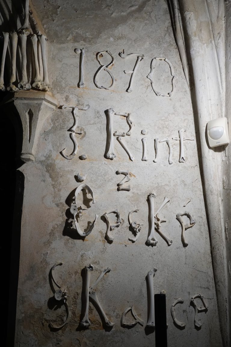 Signature of František Rint—the person responsible for arranging the bones.