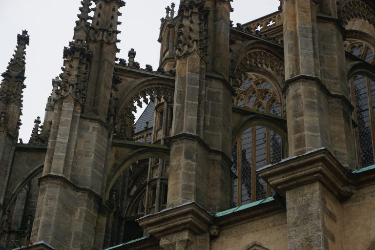 Close up of the supporting columns and arches.