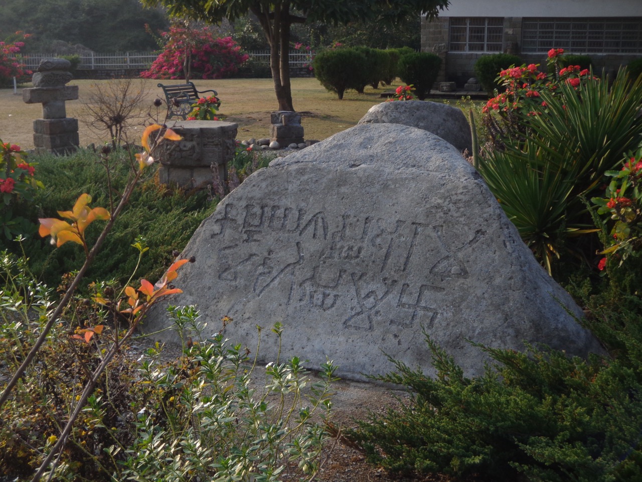 A stone with inscriptions. The lack of labels inside the fort doesn&rsquo;t help. I couldn&rsquo;t find out what script it was in.