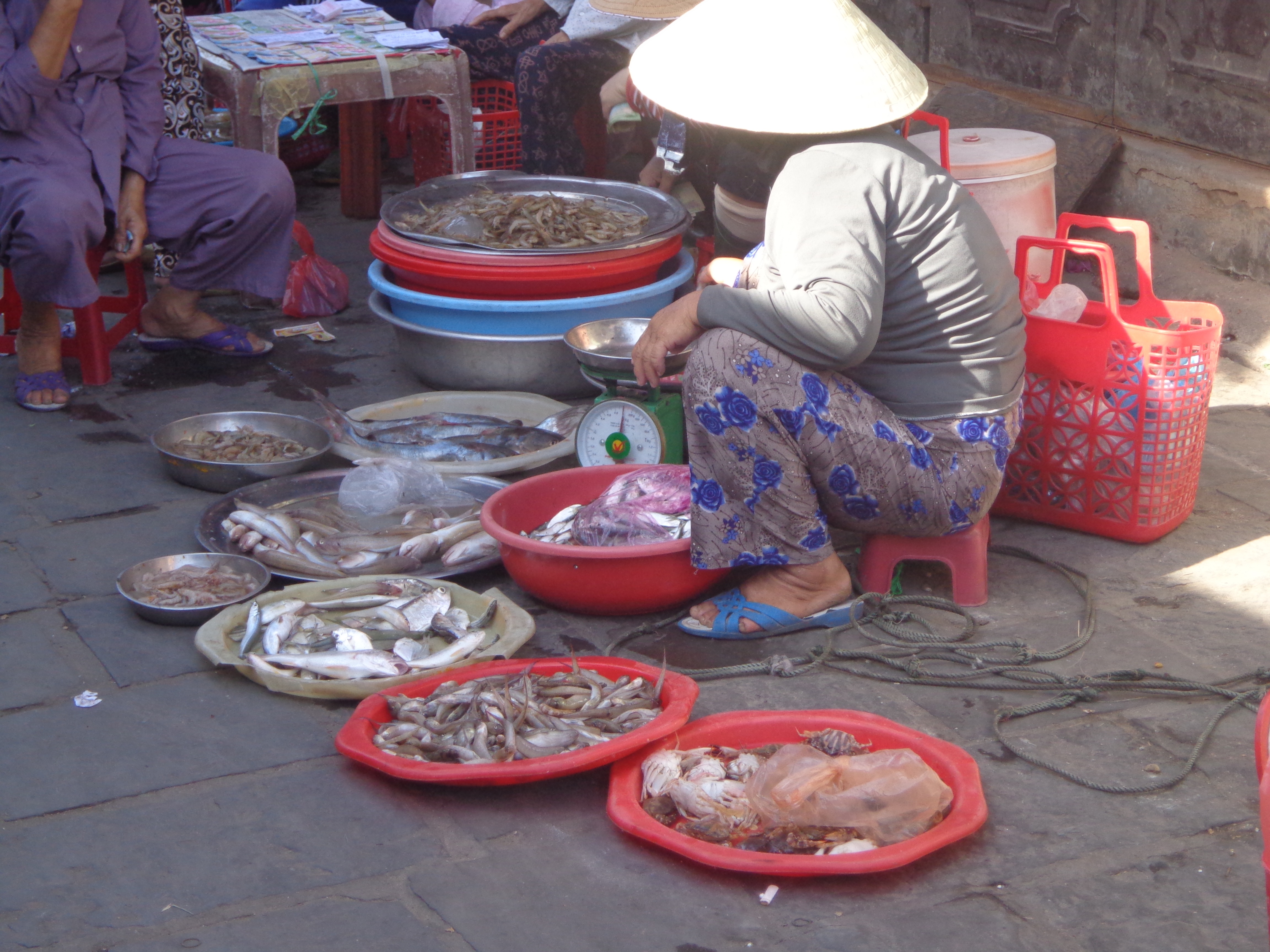We Bengalis are used to such scenes in our local fish market.
