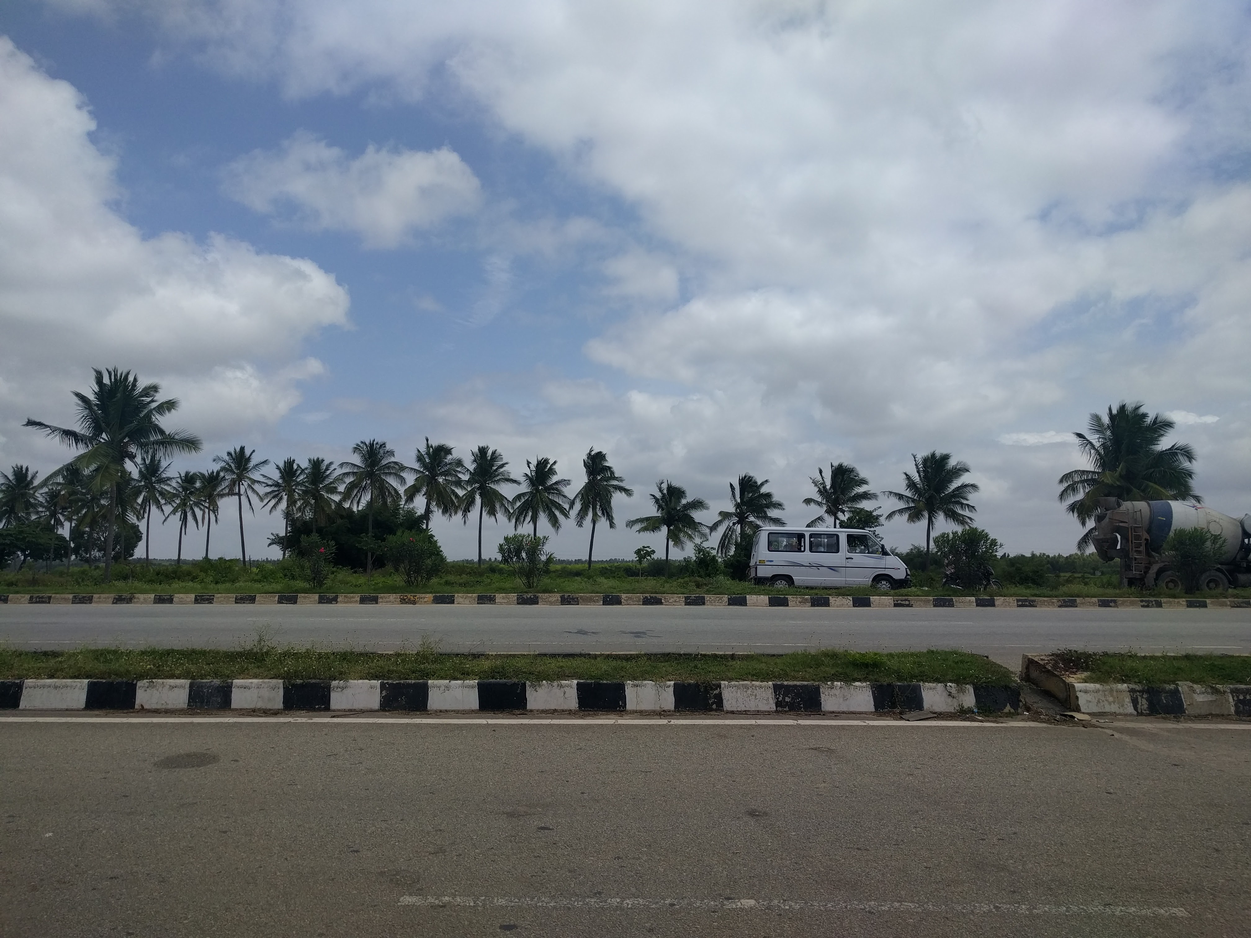 In spite of the exertion due to a strong headwind, the scenery on either sides of our highways didn&rsquo;t go unnoticed.