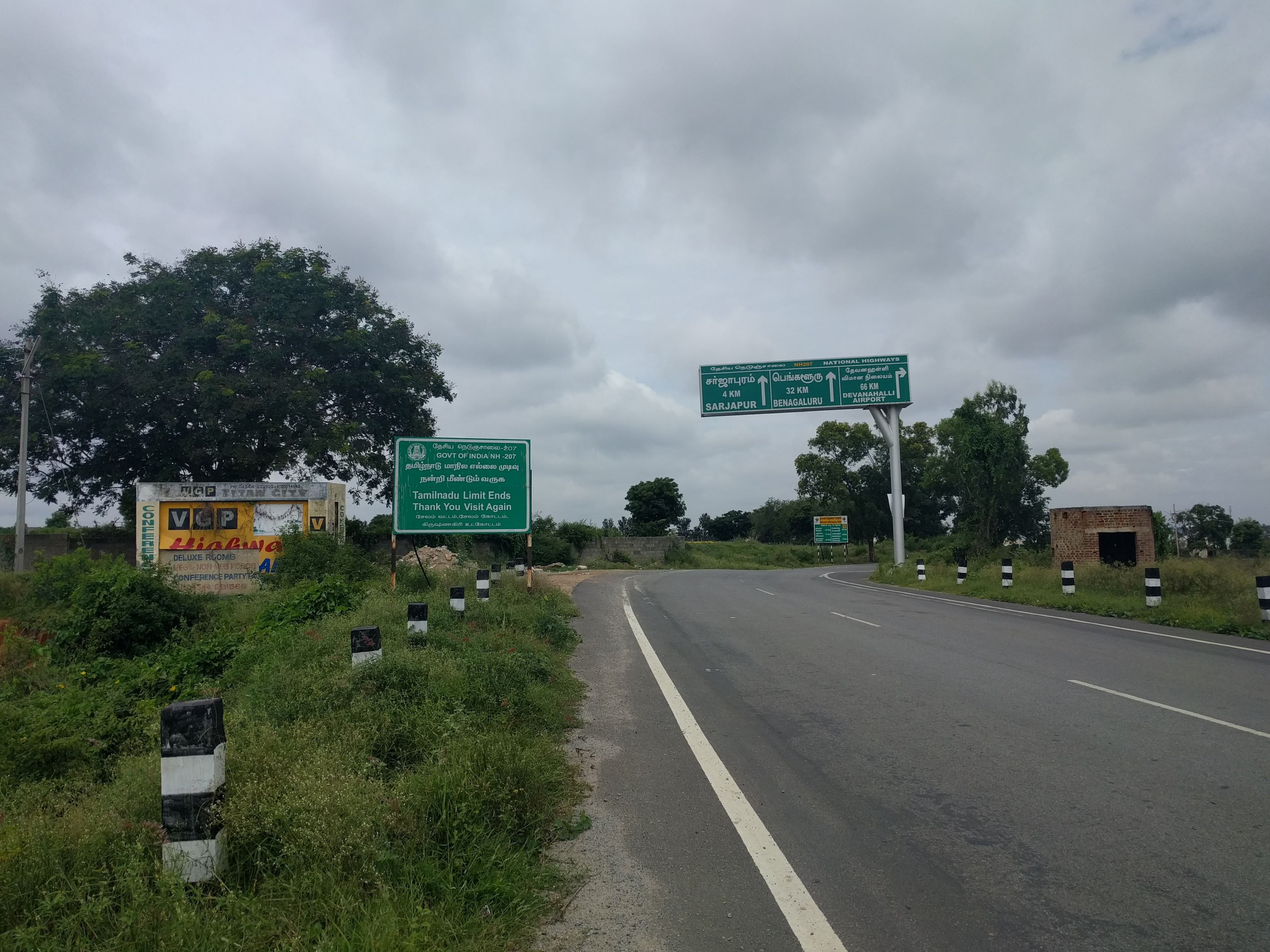 This is Karnataka - Tamil Nadu border on Bagalur road.