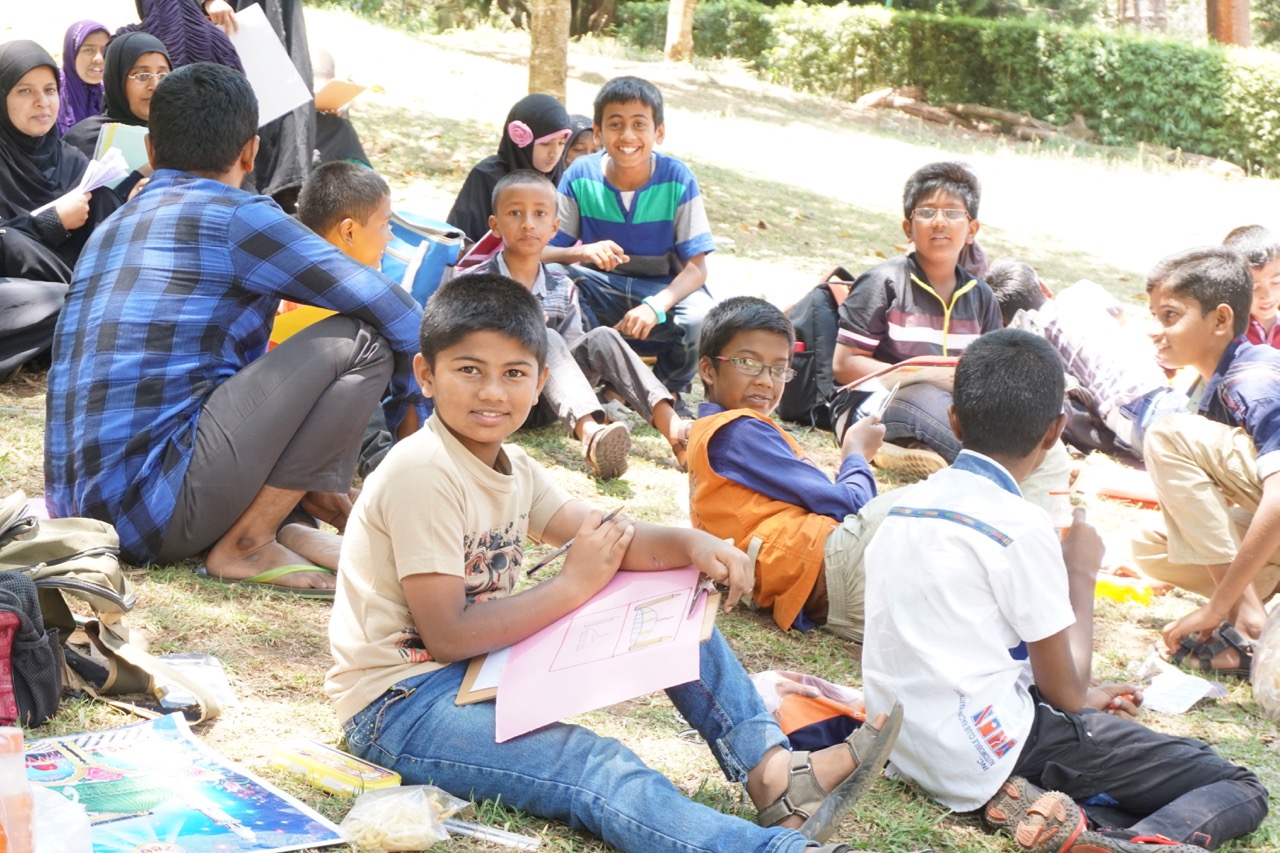A group of kids were drawing in Sim’s Park. I thought that they were doing still life. To my dismay, they were drawing Mosques and Minarets.