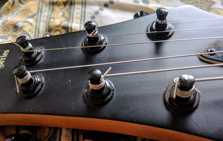 Here is a closeup of the windings on the tuner posts.