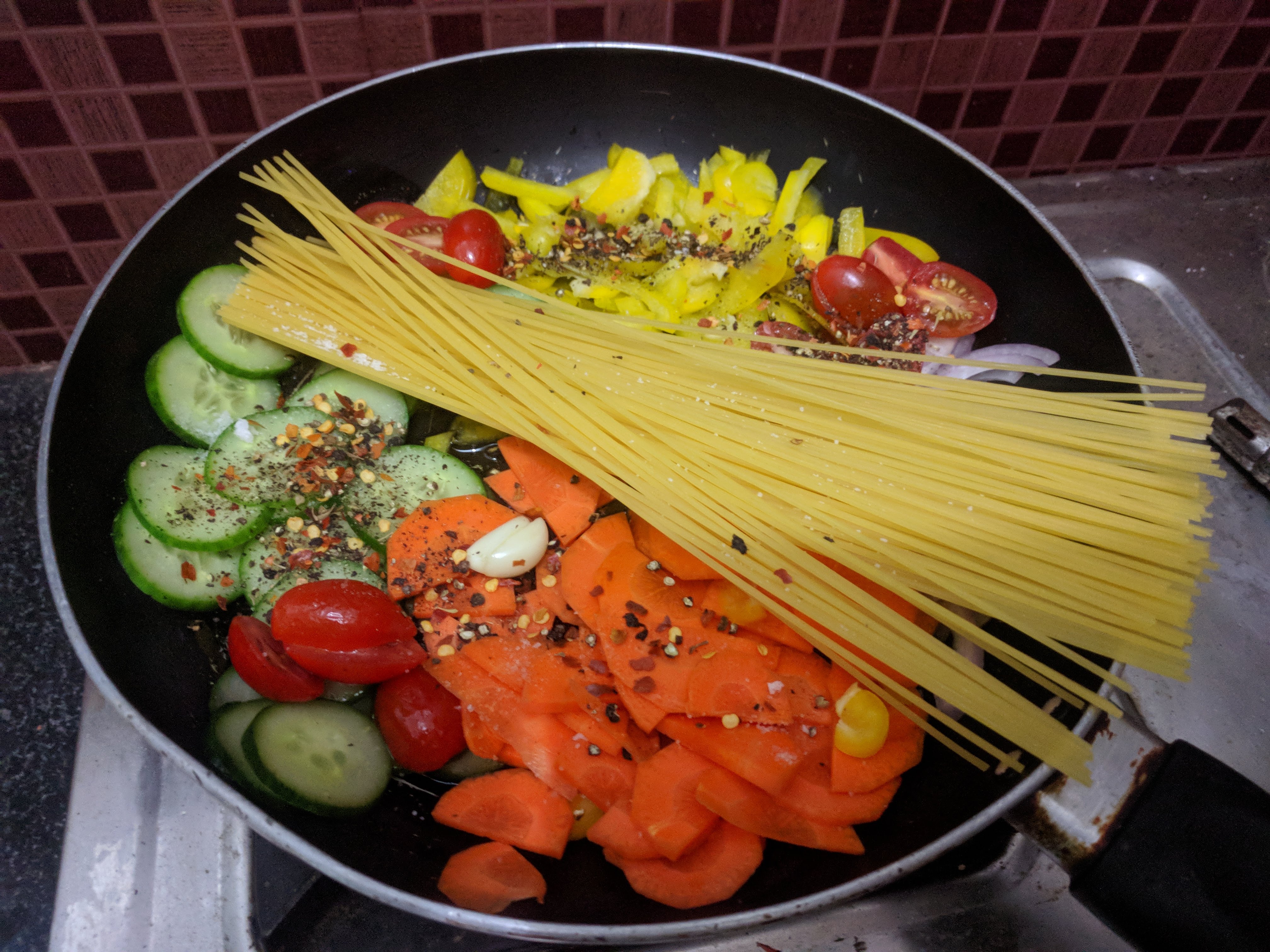 Pour some oil and then arrange everything in a pan. This is before I have poured water and lit the burner.