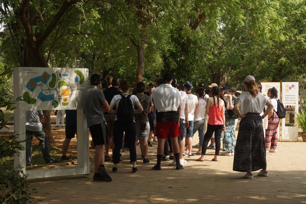 A bunch of French-speaking tourists were getting an explanation from their guide.