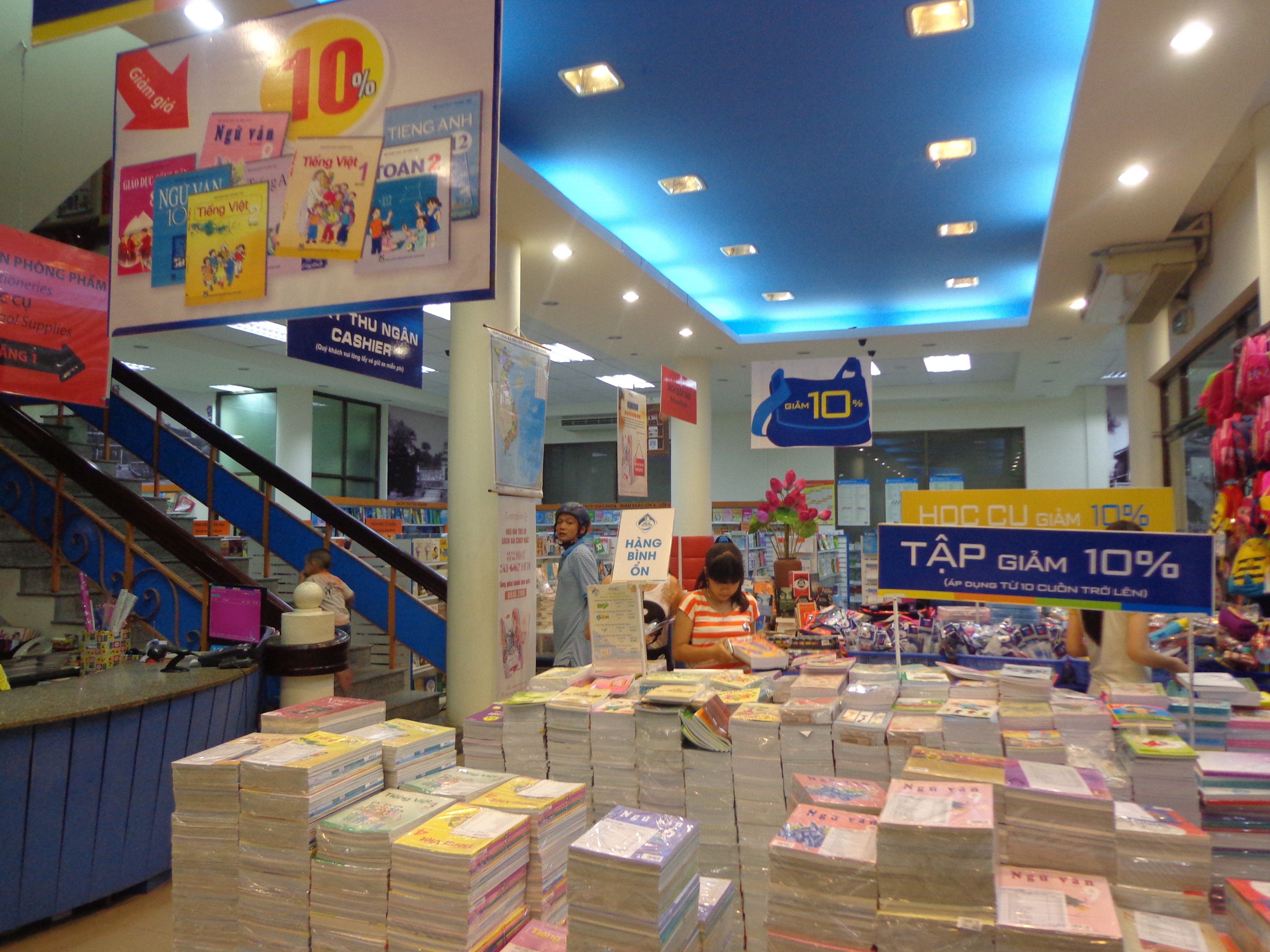 The PNC store in Hue. A lot of popular titles like J.K. Rowling’s Harry Potter, Steig Larsson’s millennium trilogy, Rick Riordan’s Olympians saga were available as translations.