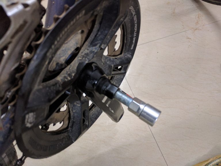 Here&rsquo;s the crank puller fitted on the drive side crank.