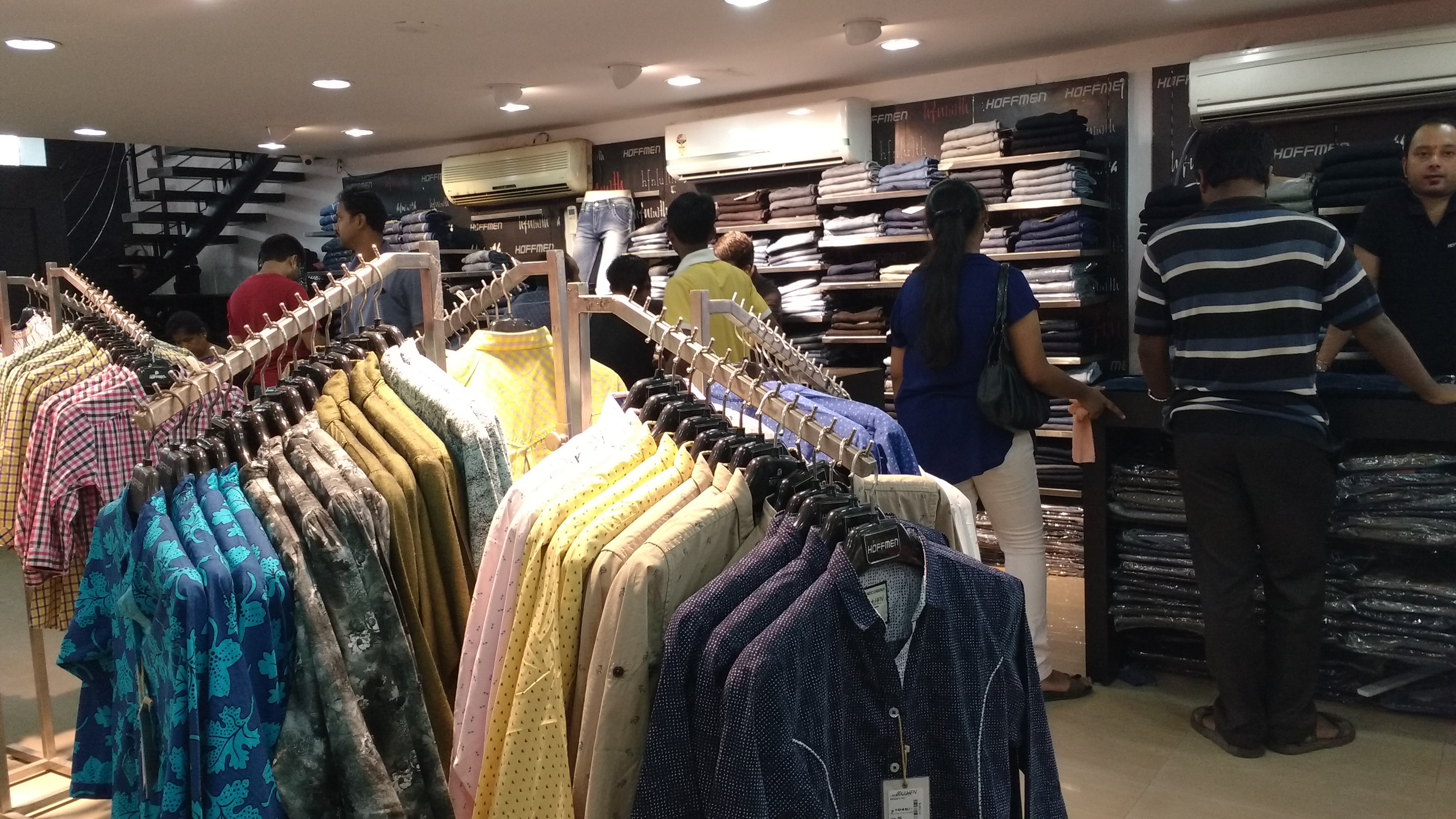 An upmarket, air conditioned shop doesn&rsquo;t get that much of a footfall as compared to a local shop that offers a more competitive price.