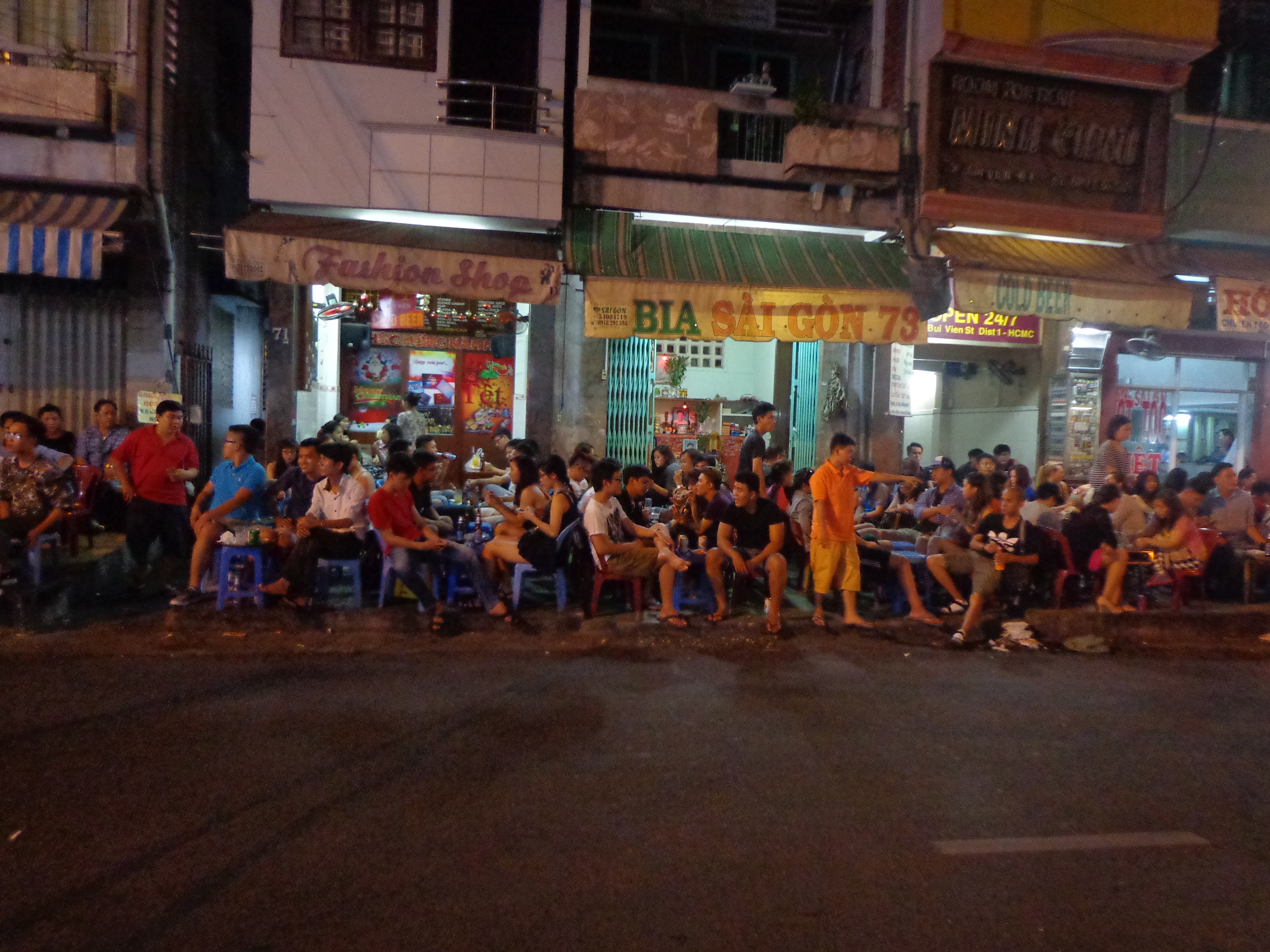 This restaurant doesn’t have enough space to let people sit inside. As a consequence, they have set up temporary sitting arrangements on the footpath.