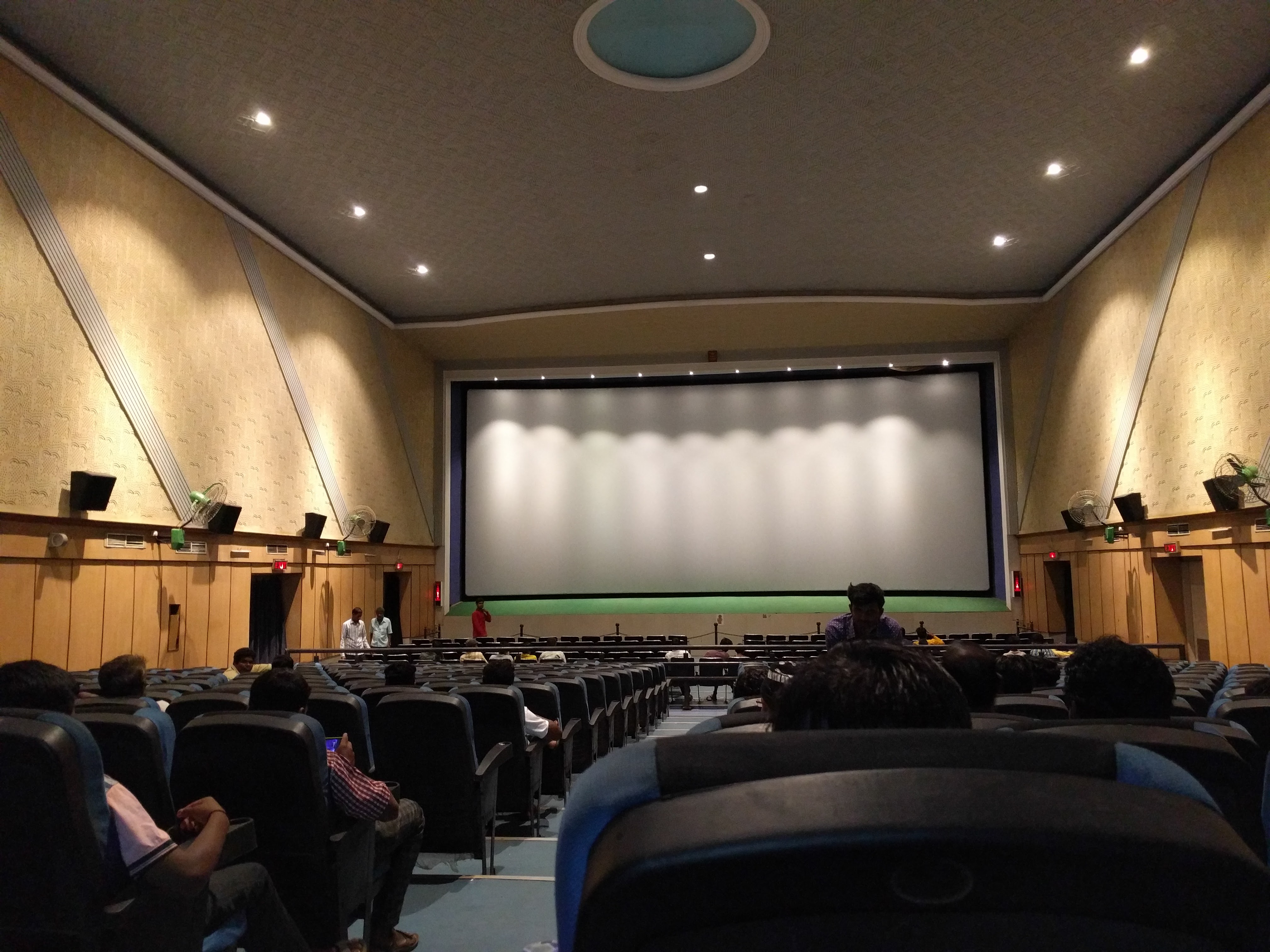 The screen at Mir Alam Theatre. The alignment of projection and sound was much better than some of the screens at my local PVR.