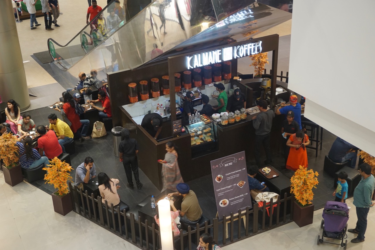 A lot of people had already flocked there to have their evening coffee.